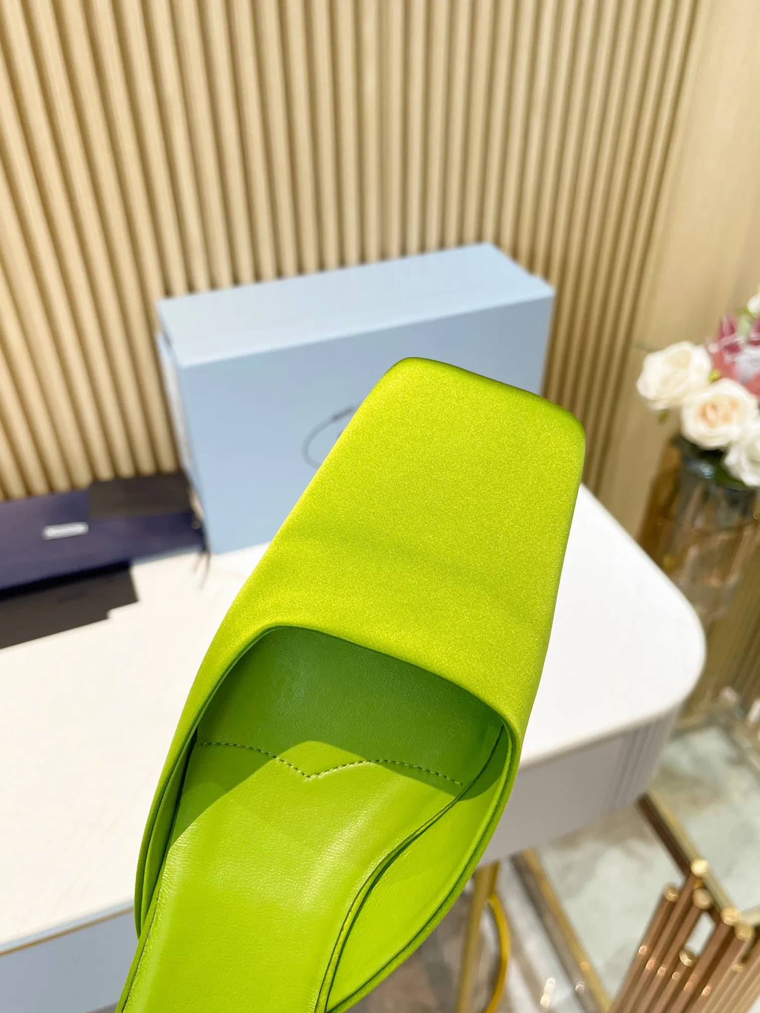 👟👟Ex-factory price 540👟👟 🐳Prada〰️2024 new style🆕Triangle logo🔺Top version of triangular heel square toe Mule slippers ✔️Material and craftsmanship: ✔️Upper: imported silk satin ✔️Inner lining: original sheepskin lining ✔️🇮🇹Imported leather outsole ✔️Size: 35-39 (custom size 40 is non-returnable)